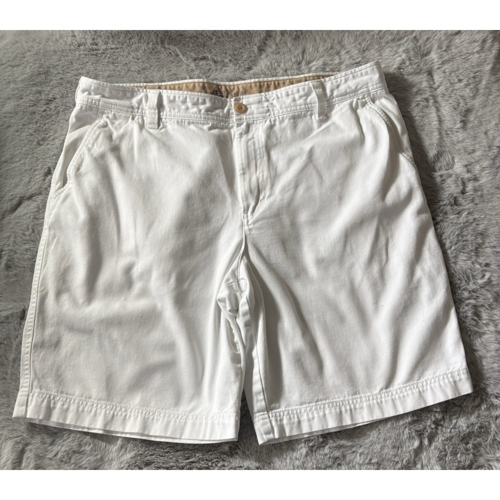 Izod shorts size 40 white flat front